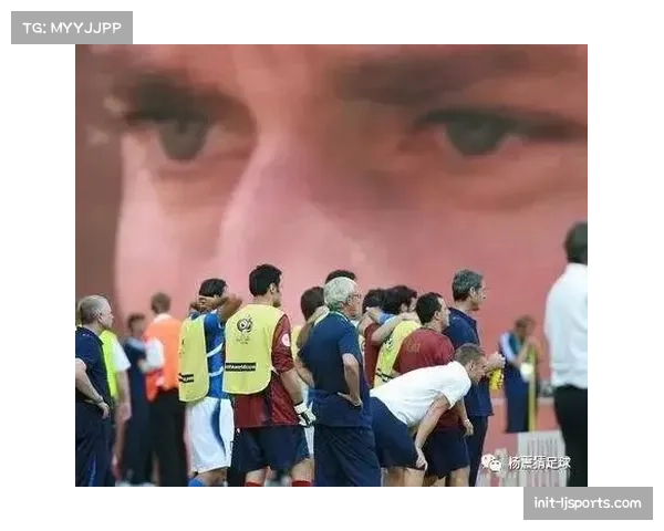 托蒂现身罗马主场观战引发全场球迷热烈欢呼气氛热烈