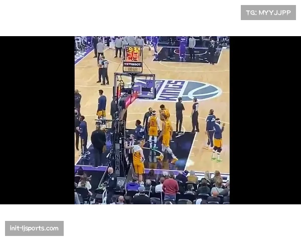 “球迷冲突致比赛中断5分钟，汉堡主场加强安保措施”